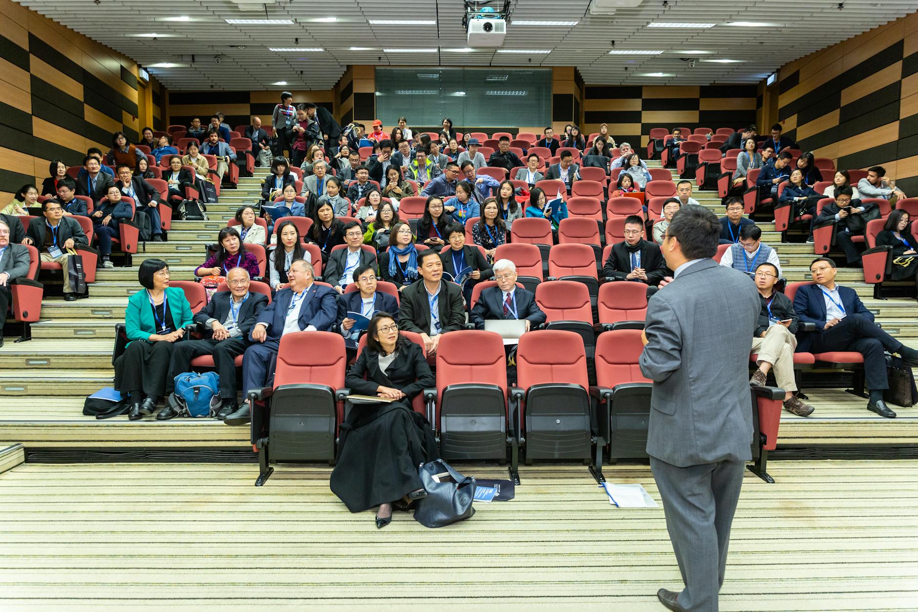 Rahasia Jago Public Speaking: Bikin Audiens Terpukau di Era Digital!